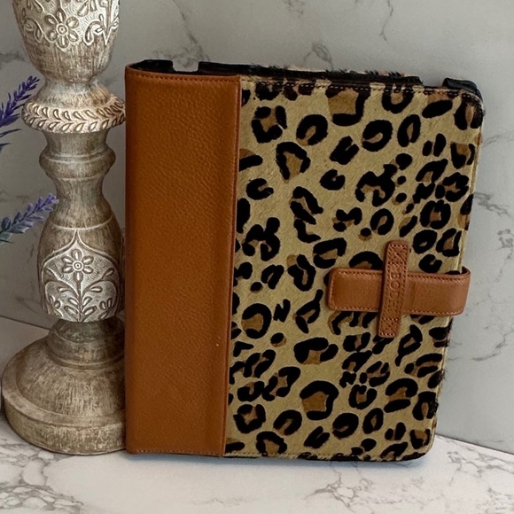 Bodhi - Leather Portfolio Case for Apple® iPad® 2 - Cheetah - Picture 4 of 9
